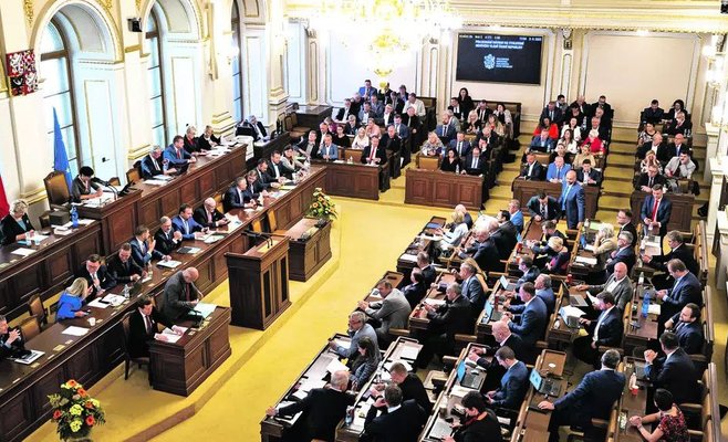 Парламент отказался обсуждать замораживание зарплат политиков