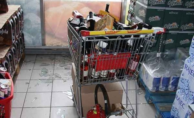 В Чешской Липе ночью вор в супермаркете Billa застрял с награбленным