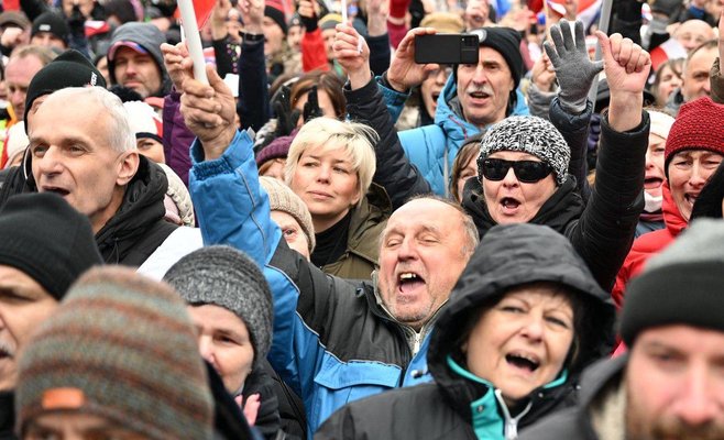 Демонстранты пытались ворваться в Национальный музей, требуя снять флаг Украины