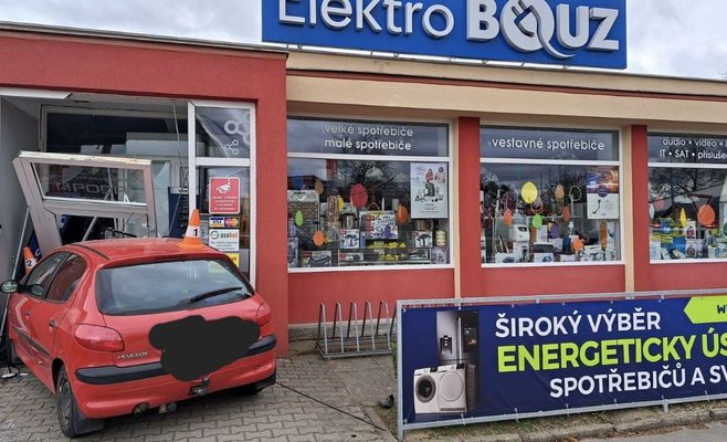 У водителя, по всей видимости, остановилось сердце, машина врезалась в магазин электротехники