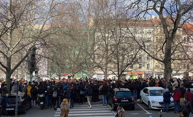 Студенты провели демонстрацию за отстранение Шевчика от должности декана факультета