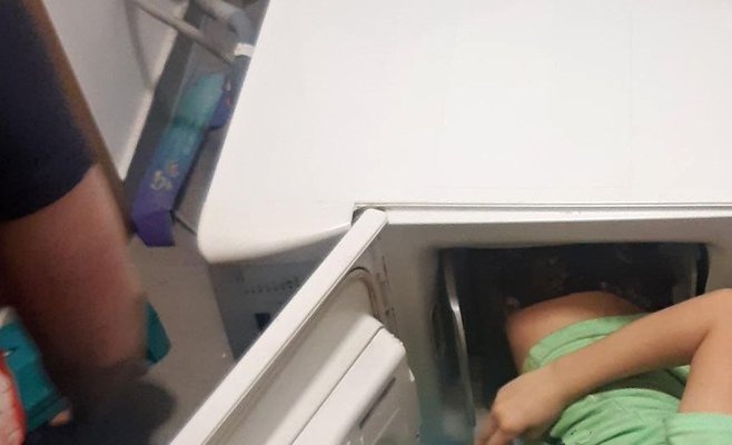 Мальчик из города Říčany залез в стиральную машину и не мог выбраться. Его вытащили пожарные