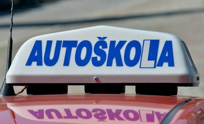 Полиция зафиксировала на видео 50 водителей, получивших права без сдачи экзамена. Большинство продолжают водить машину