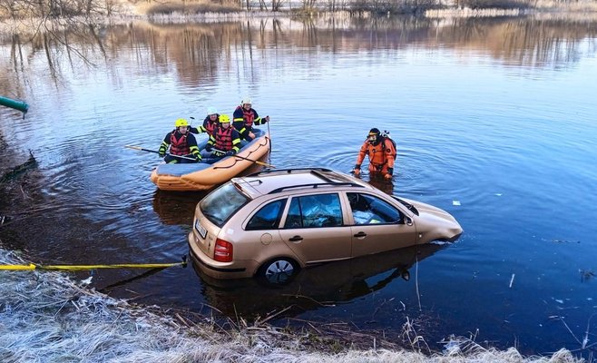 Не плавающий водитель звал на помощь из тонущего автомобиля в Хрудимском районе. Его спас очевидец