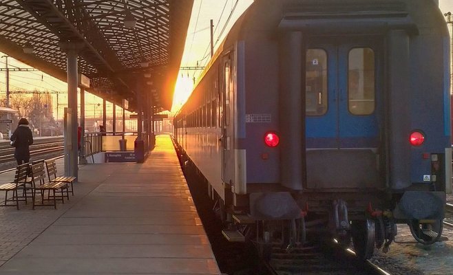 Поезд на окраине Пардубице насмерть сбил человека
