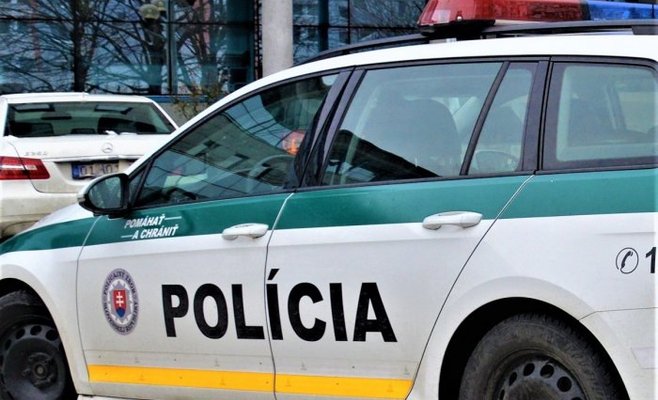 Мужчина и женщина выпрыгнули из окна квартиры в Братиславе. Внутри полиция обнаружила мертвого ребенка