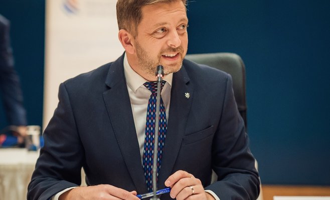 Рост зарплат политиков должен замедлиться, признал Ракушан. Пекарова заморозила бы их