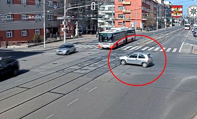 Автомобиль без водителя проехал через оживленный перекресток в Брно: ВИДЕО