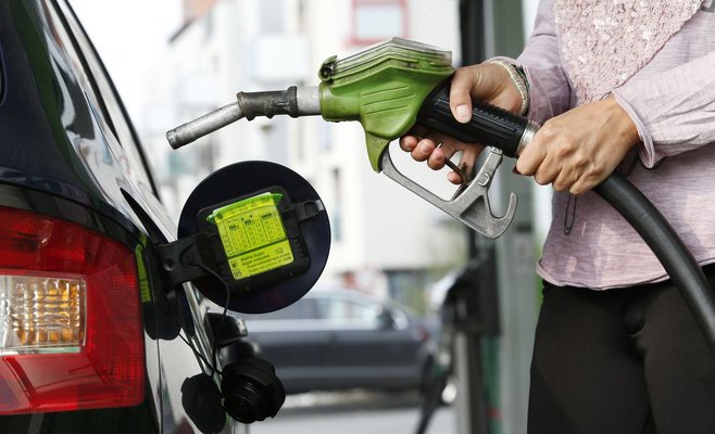 Топливо продолжает дешеветь