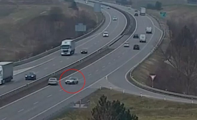 Аварийная ситуация на трассе D52 возле Брно. Водитель выехал на встречную полосу движения: ВИДЕО