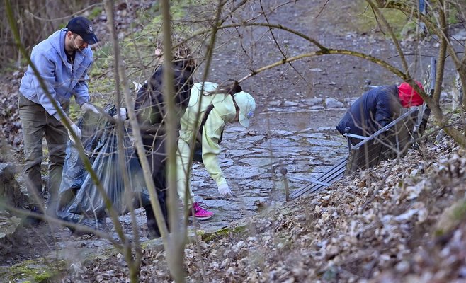 Украинские беженцы организовали уборку парка в Йиглаве. Они выражают благодарность чехам