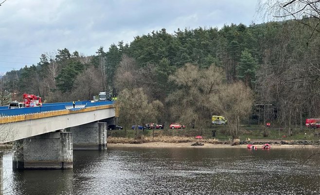 Грузовик упал c моста у Слап и затонул. Внутри находится водитель