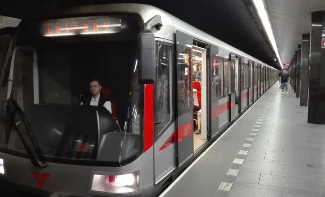 Мужчина упал на рельсы в метро и оказался зажатым между вагонами