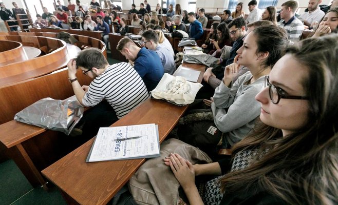 Университеты протестуют против низких зарплат преподавателей