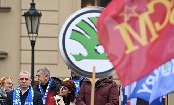 Активисты протестовали перед зданием правительства. Бабиш и Конечна присоединились к ним