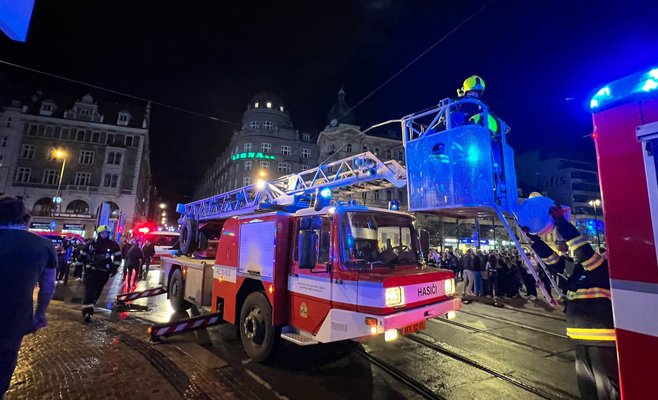 В центре Праги горел известный ночной клуб. Вмешательство пожарных осложнили пьяные туристы с дискотеки