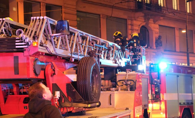 В центре Праги горел известный ночной клуб. Вмешательство пожарных осложнили пьяные туристы с дискотеки