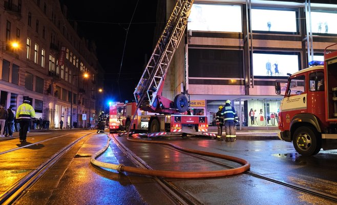 В центре Праги горел известный ночной клуб. Вмешательство пожарных осложнили пьяные туристы с дискотеки