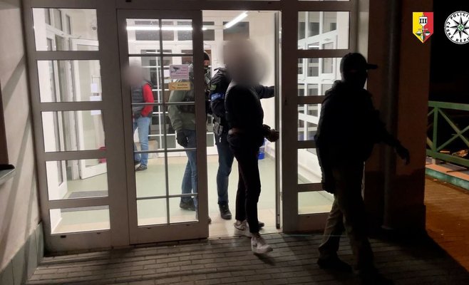 Свидание двух мужчин закончилось ограблением в Праге. Пострадавший лишился ценностей на 800 тысяч: ВИДЕО