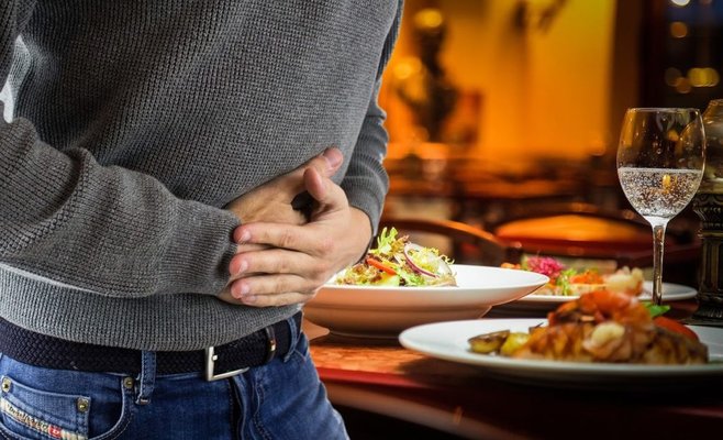 Проблемы после приема пищи в ресторане в Градце Кралове коснулись 130 человек, полиция расследует дело