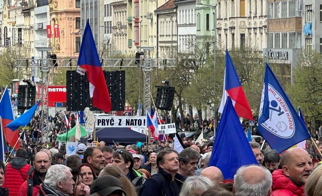Правительство - сборище подонков, заявил Райхл на Вацлавской площади