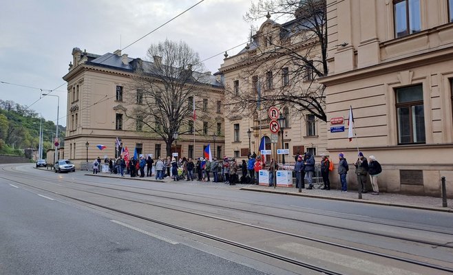 Десятки демонстрантов ночевали перед зданием правительства, протест носит мирный характер