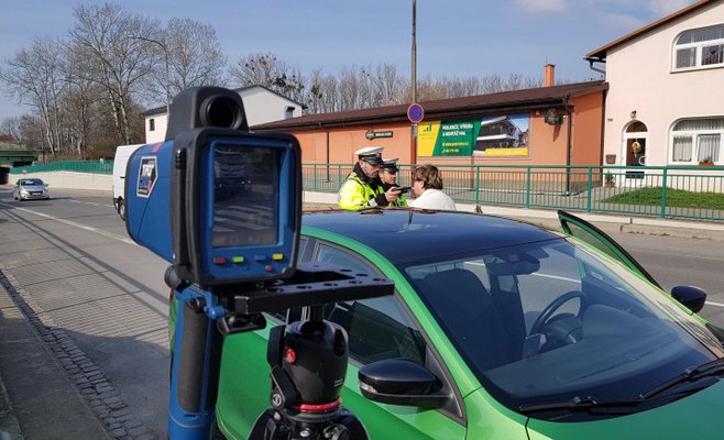 В пятницу полицейские будут измерять скорость в сорока местах Праги 