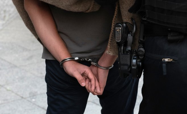 Рецидивист выпрыгнул из окна здания суда, задержан полицией в реке