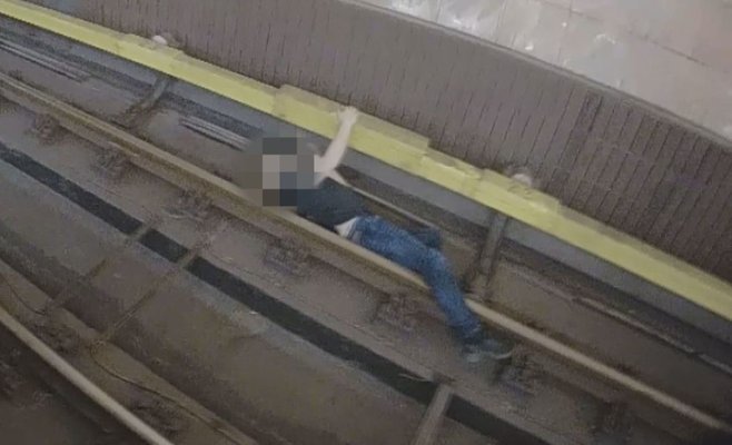 Мужчина поссорился со своей матерью. Затем он прыгнул на рельсы метро и хотел, чтобы его переехал поезд