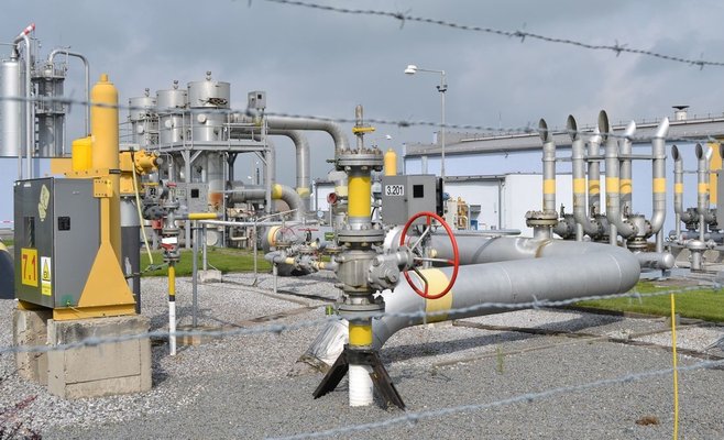 После зимы газовые резервуары заполнены наполовину