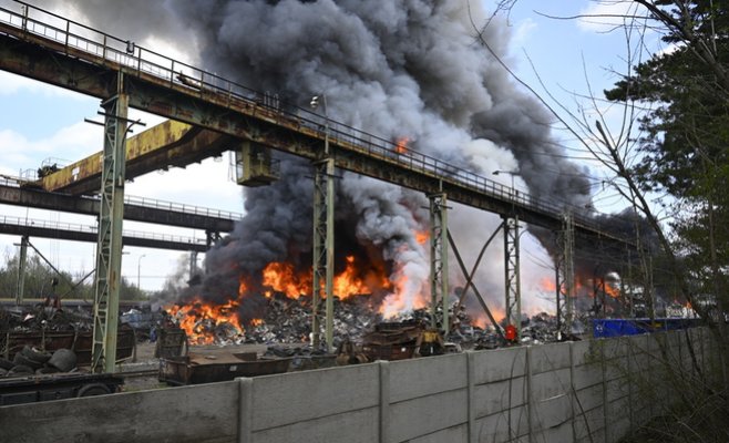В Кладно горит автосвалка, пожарные объявили особый уровень тревоги