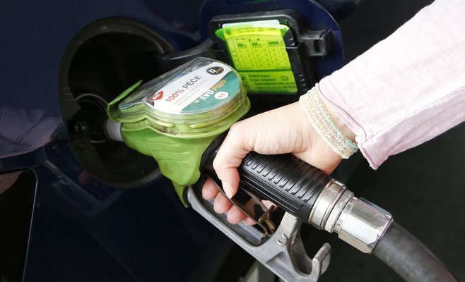 Благодаря разрешениям ЕС уголь подорожает на 40 процентов. Бензин подорожает на три кроны