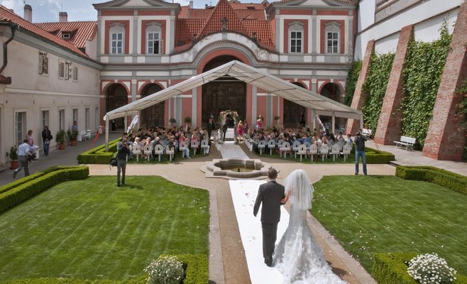 В этом году пары будут платить больше за свою свадьбу. В основном подорожали места проведения торжеств и кейтеринг