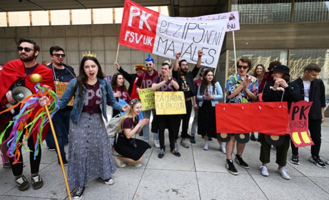 По центру Праги прошел рецессивный парад студентов, празднующих Маялес