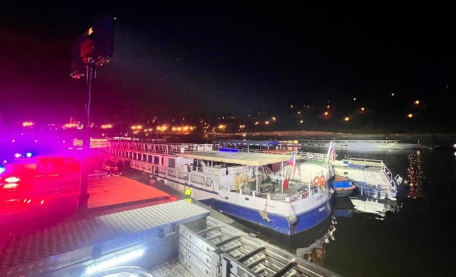 На реке Влтава тонул корабль, пришлось вмешаться пожарным водолазам 