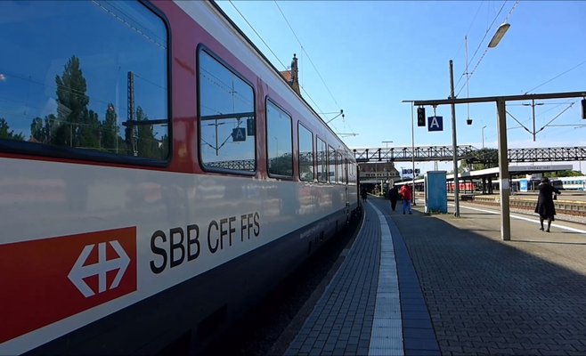 Поезд EuroCity из Мюнхена в Прагу врезался в дерево возле Карлштейна и заблокировал железнодорожную линию