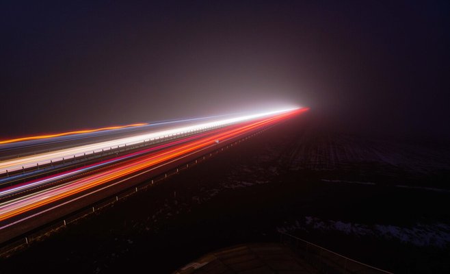 На венгерской автостраде автомобиль сбил пожилого человека. 40 других переехали его тело