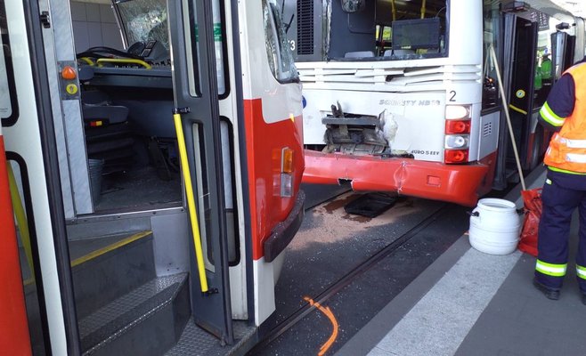 Трамвай врезался в заднюю часть автобуса в Праге. Восемь раненых