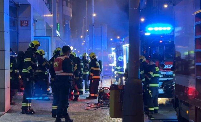 Ночью в подземном гараже в центре Праги загорелся электромобиль