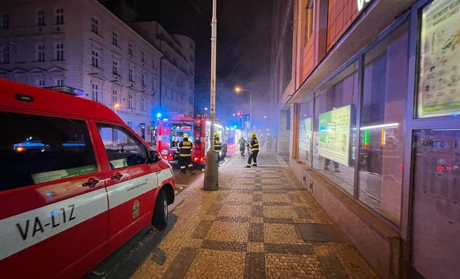 Ночью в подземном гараже в центре Праги загорелся электромобиль