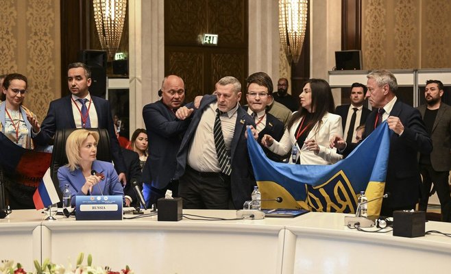 Российские и украинские политики подрались из-за флага на заседании: ВИДЕО
