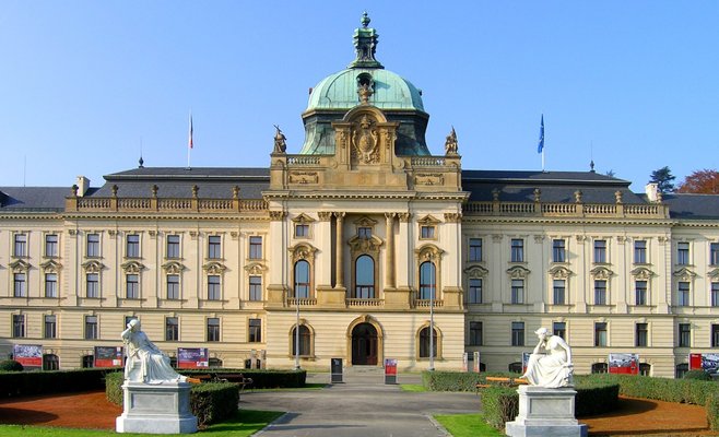 Увеличение численности государственных служащих на 5 853 человека. Расходы увеличились на 7,6 млрд чешских крон