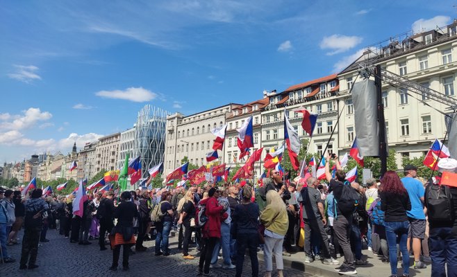 В Праге проходит демонстрация против правительства. Собрались сторонники Врабела и коммунисты