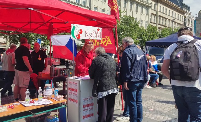 В Праге проходит демонстрация против правительства. Собрались сторонники Врабела и коммунисты