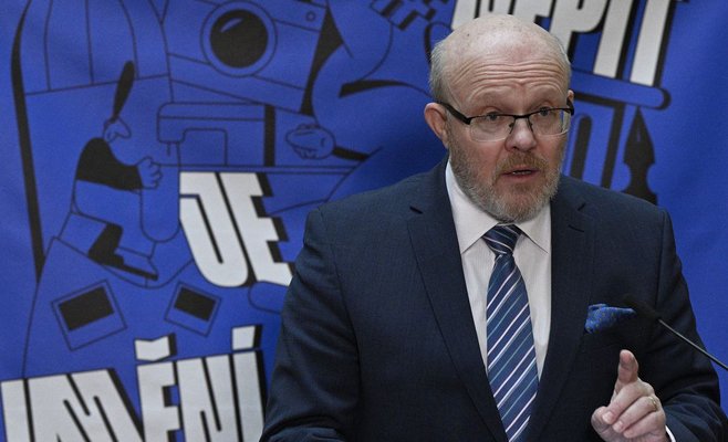 Валек о нехватке лекарств: Время не для моей отставки, а для поиска решения проблемы