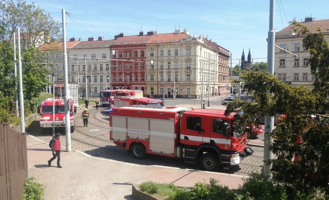 Пожарные эвакуируют 300 человек на вокзале Смиховске надражи из-за дыма из вагона