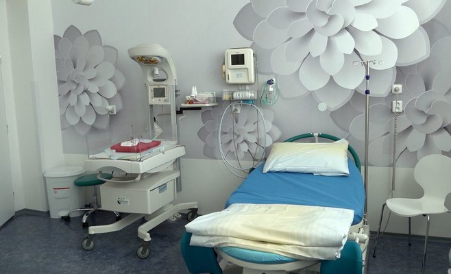 Словацкая женщина вытащила ребенка из живота во время кесарева сечения