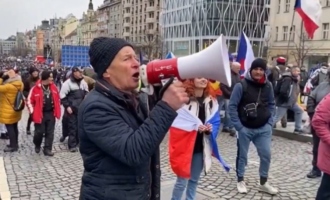 Мужчина, который провоцировал попытку сорвать украинский флаг с музея, получил условный срок