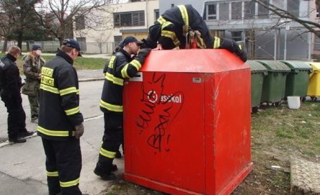 Мужчина застрял в мусорном контейнере и едва не задохнулся