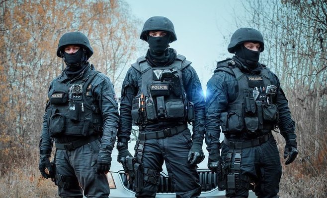 Они грабили машины на улицах Праги средь белого дня. Им потребовалось всего шесть секунд: ВИДЕО
